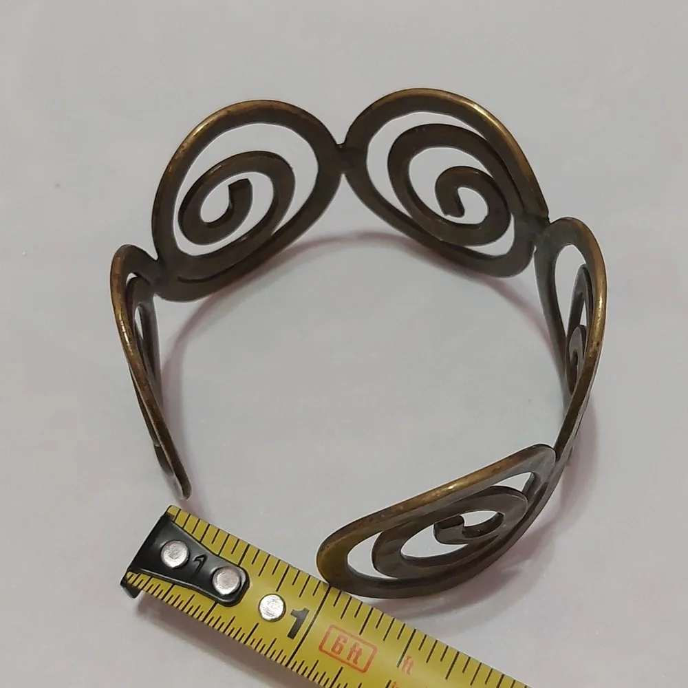 Vintage Minoan Swirls Hammered Brass Cuff Bracelet - Picture 9 of 9